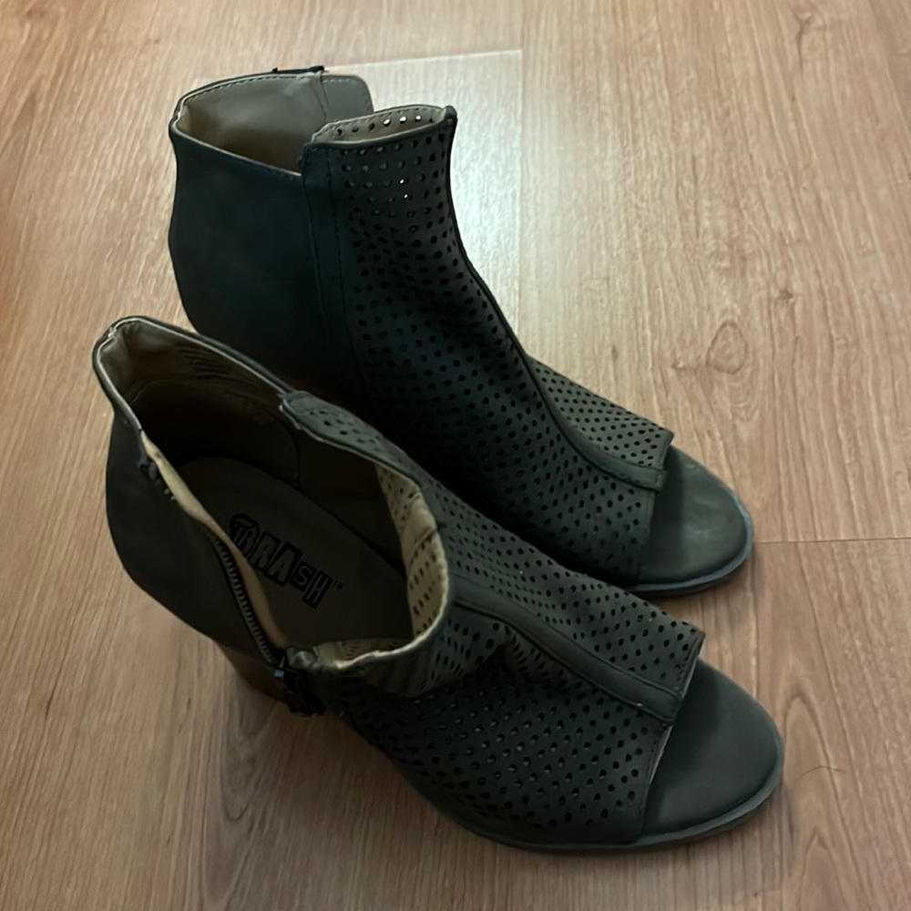 Beautiful Open toe booties in green military colour